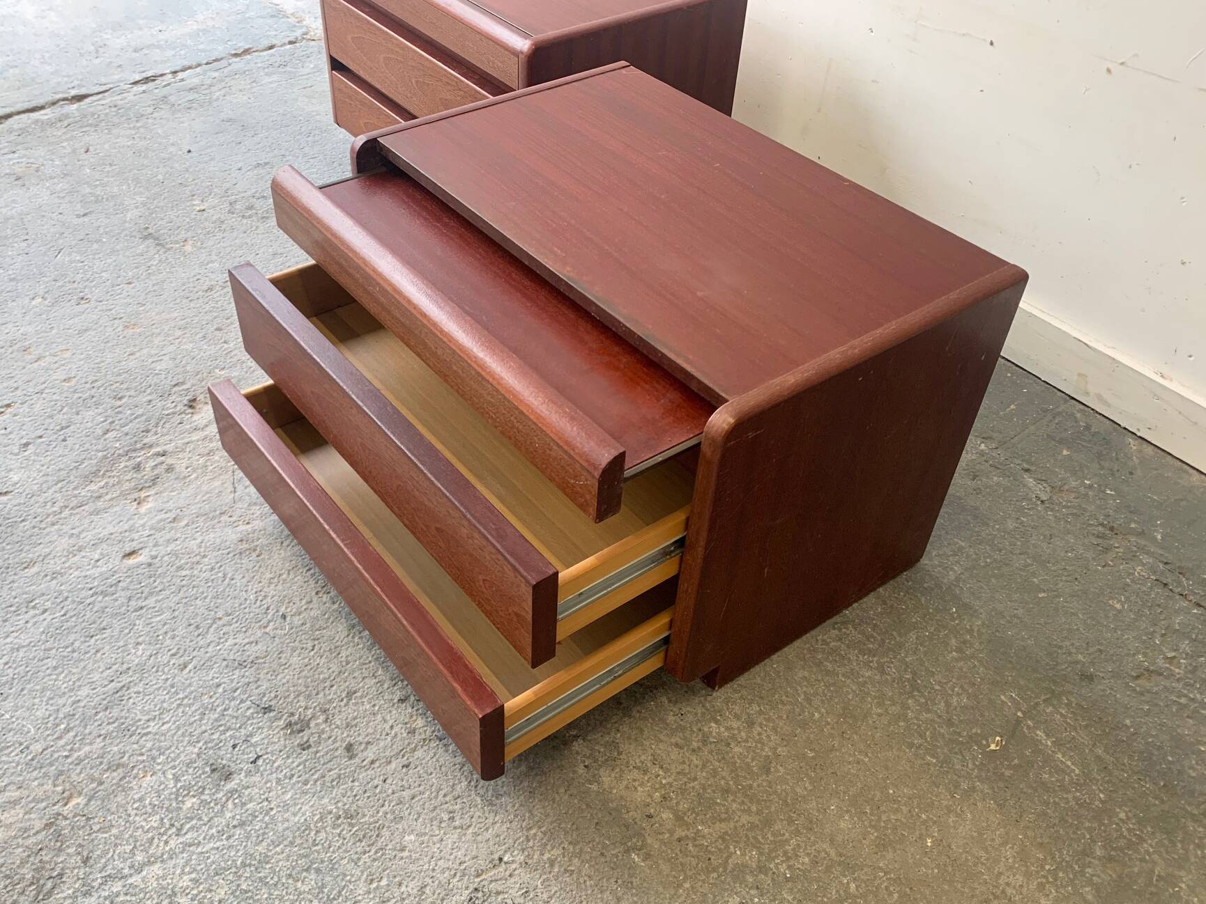 Paire de tables de chevet modernes du milieu du siècle 1970 par Moser