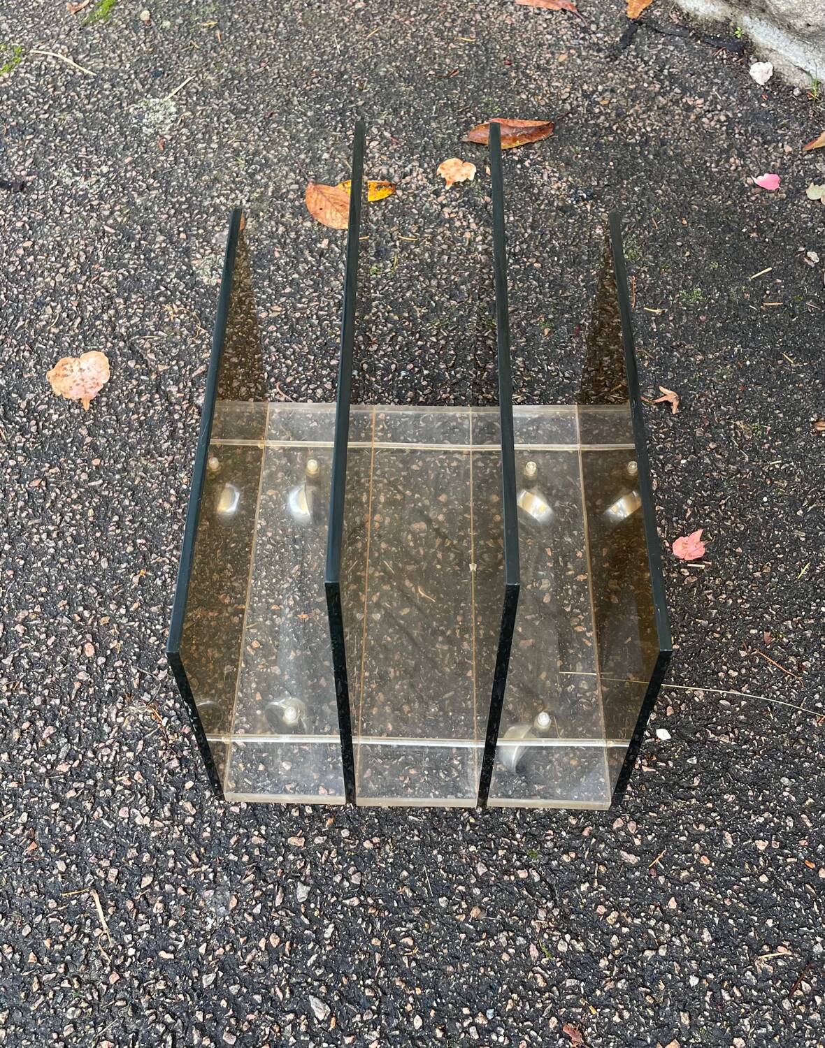 Porte revues en plexiglas avec roulettes