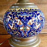Ancienne Lampe à pétrole Gien Renaissance fond bleu XIX électrifiée