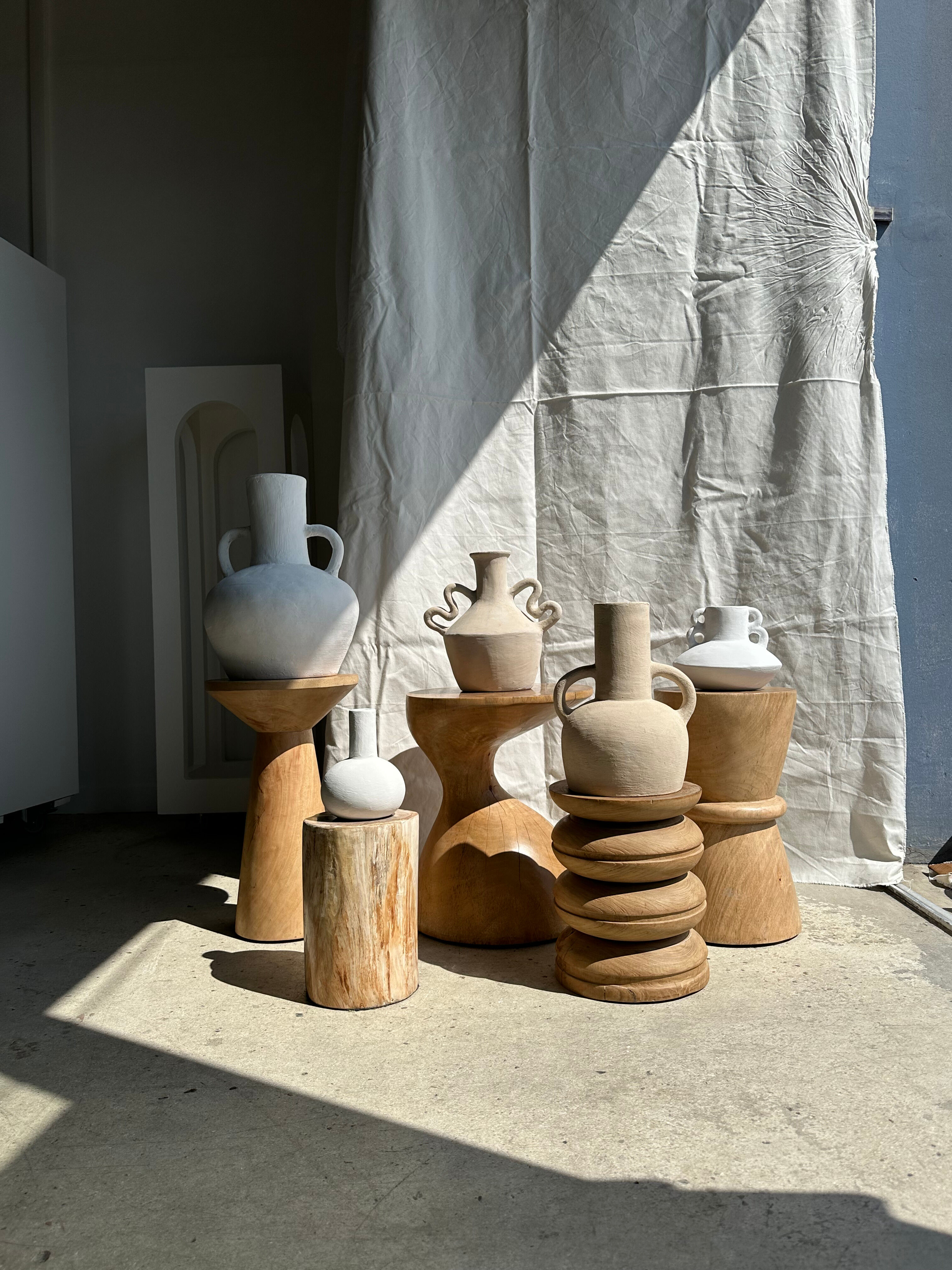 Handmade soliflore drop vase in terracotta painted white h:20 d:15