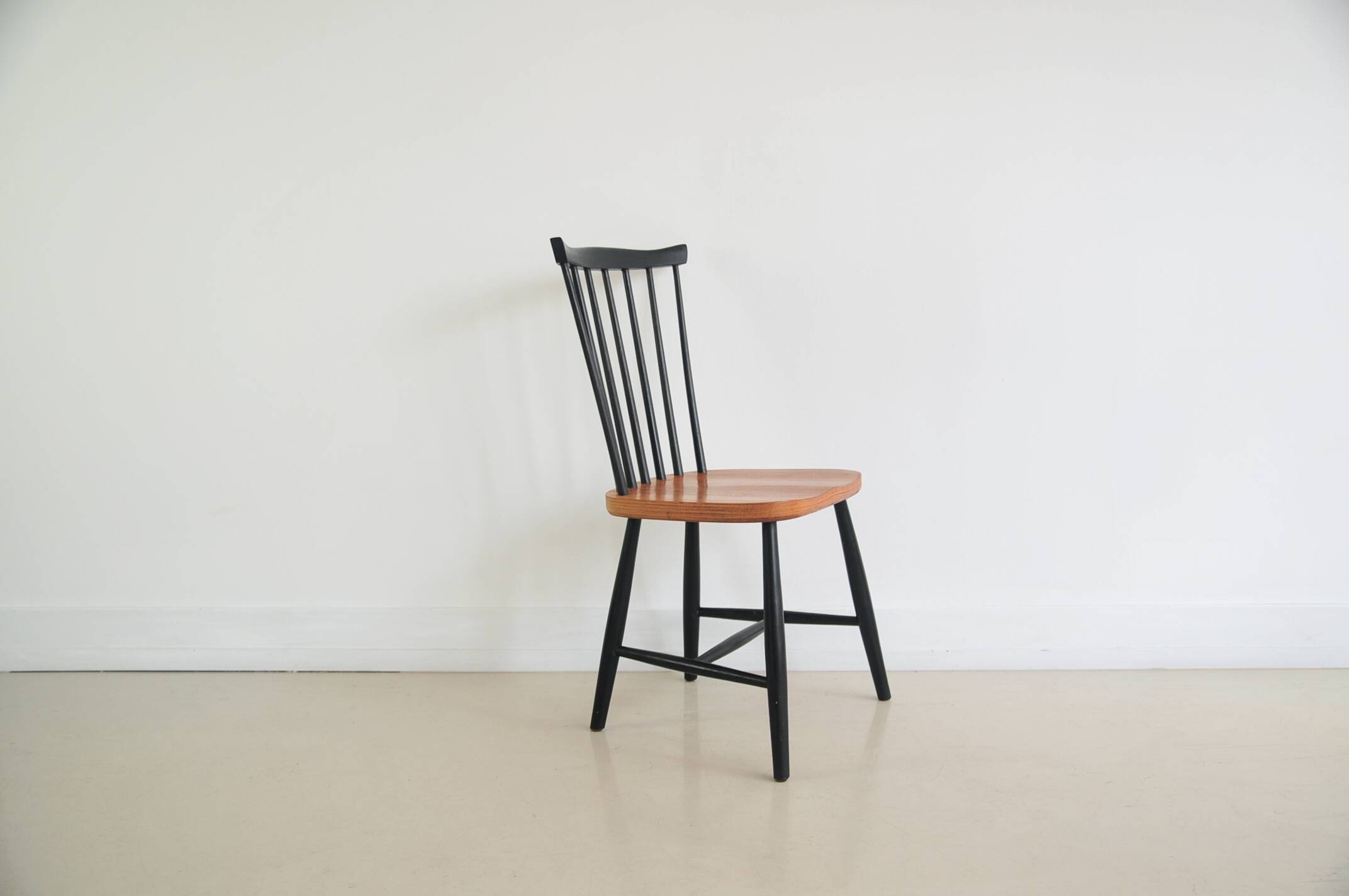 Spindle chair with black legs