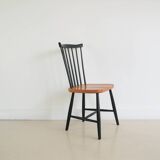 Spindle chair with black legs