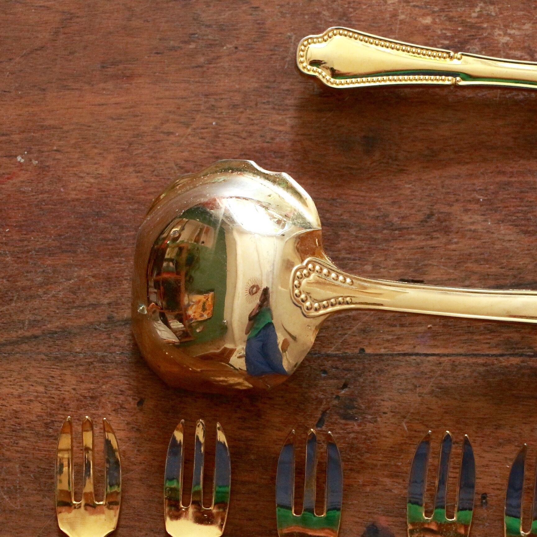 Golden cake cutlery service