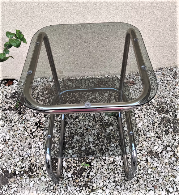 Table d'appoint en verre fumé