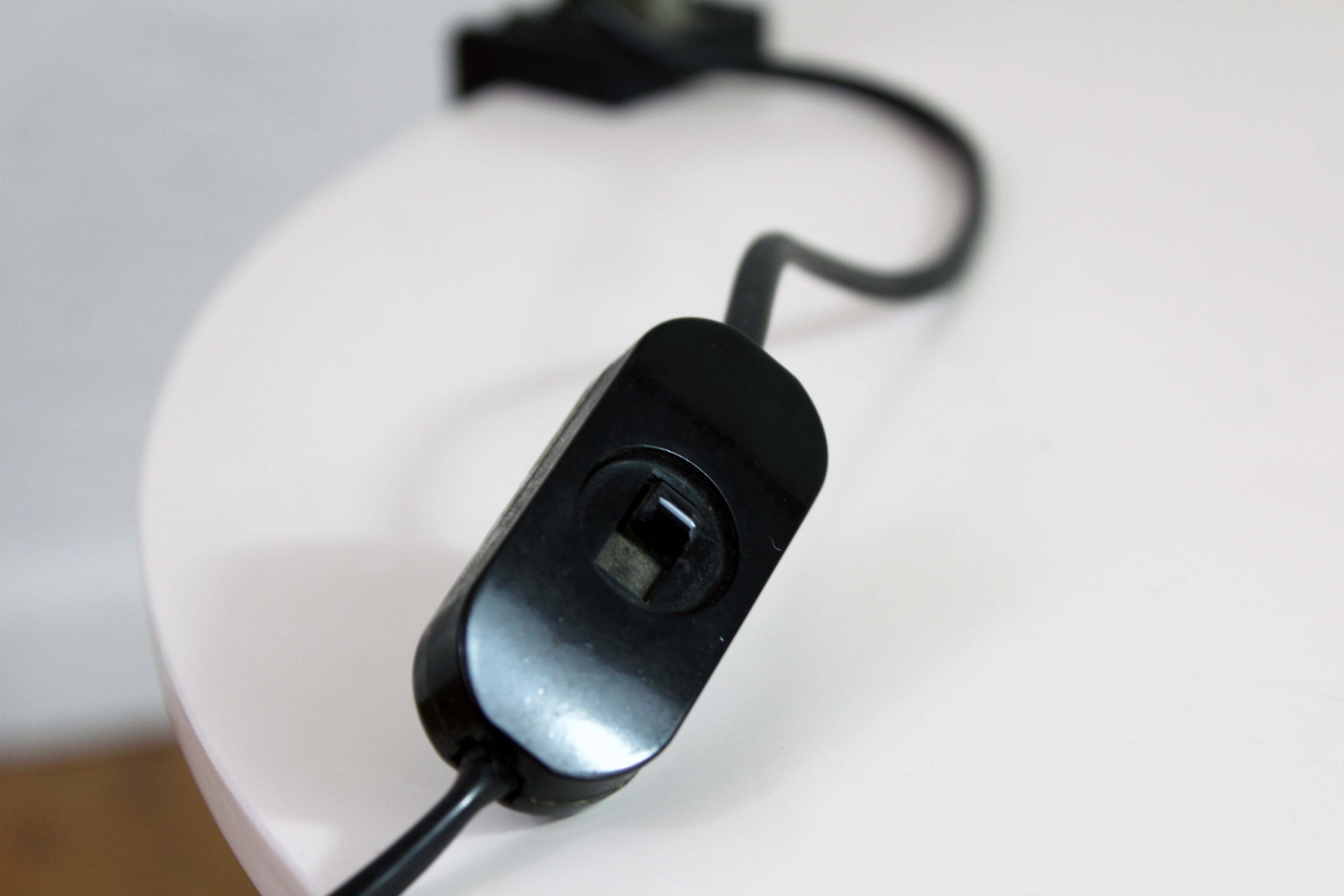 Articulated desk lamp