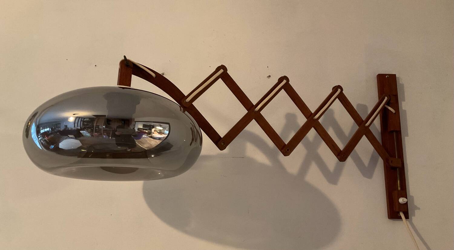 Scandinavian “scissors” wall lamp in teak from the 50s and 60s