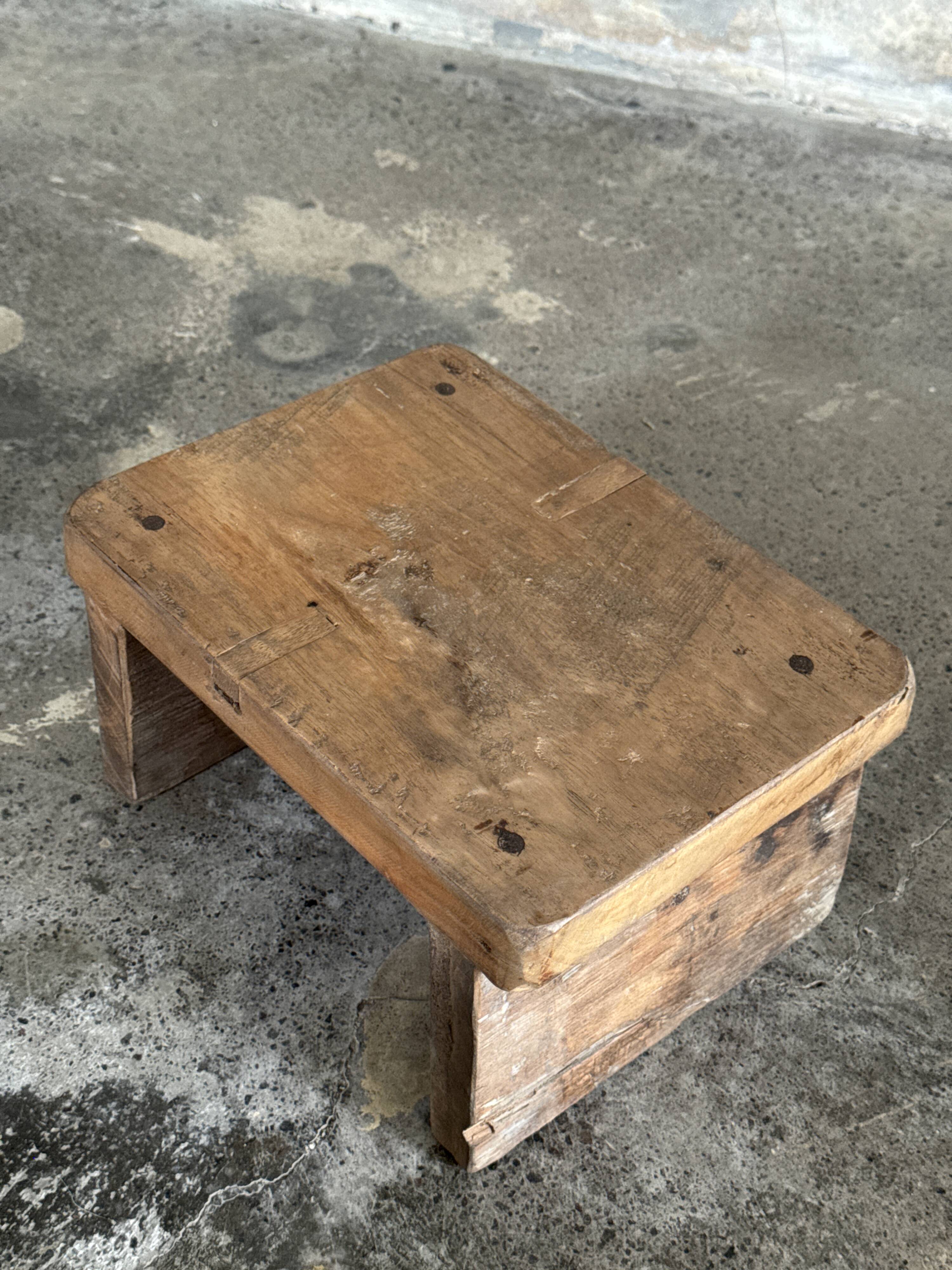 Small auxiliary stool in light upcycled teak (3276)