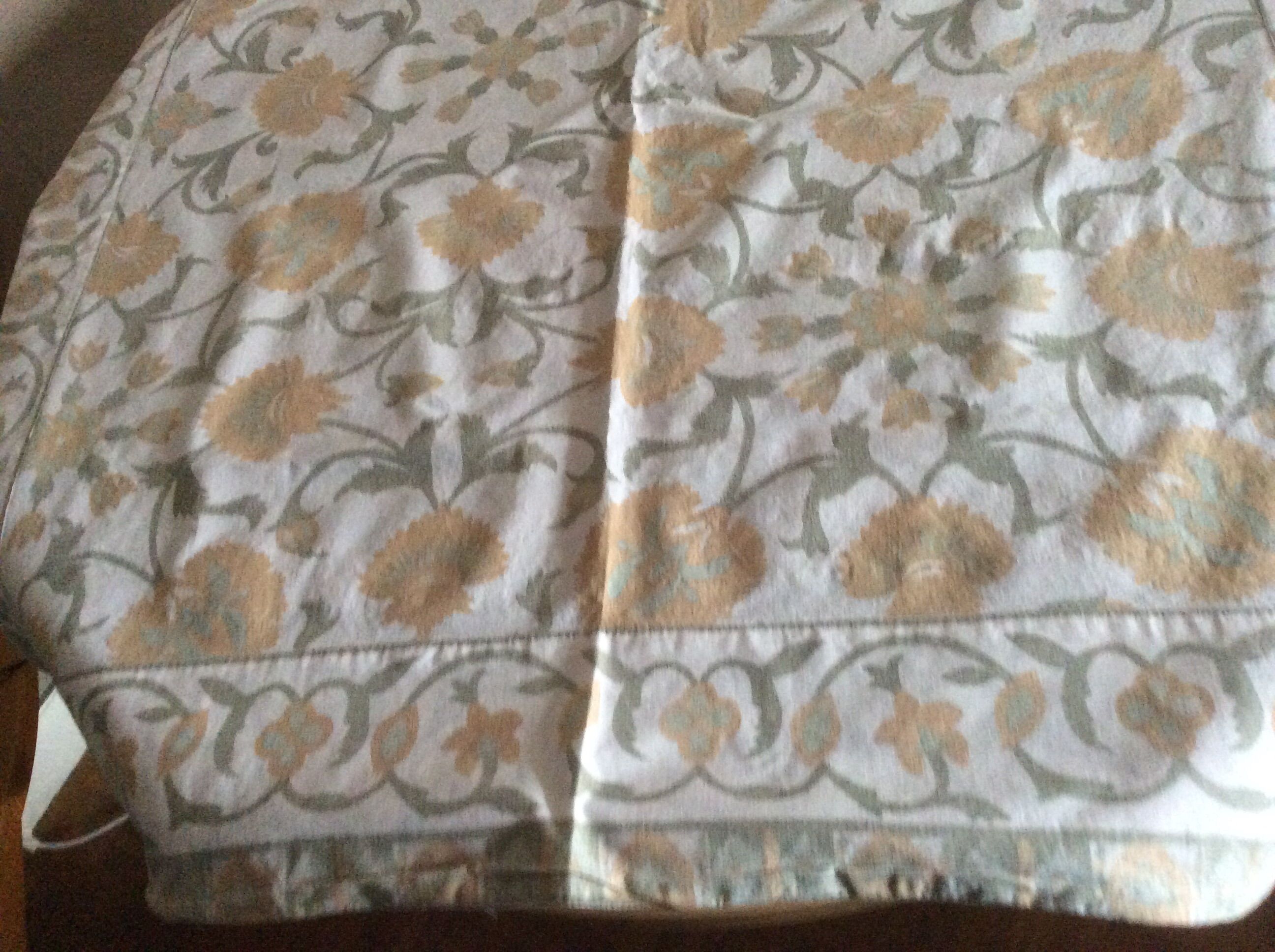 Square tablecloth 120 X 117 cm