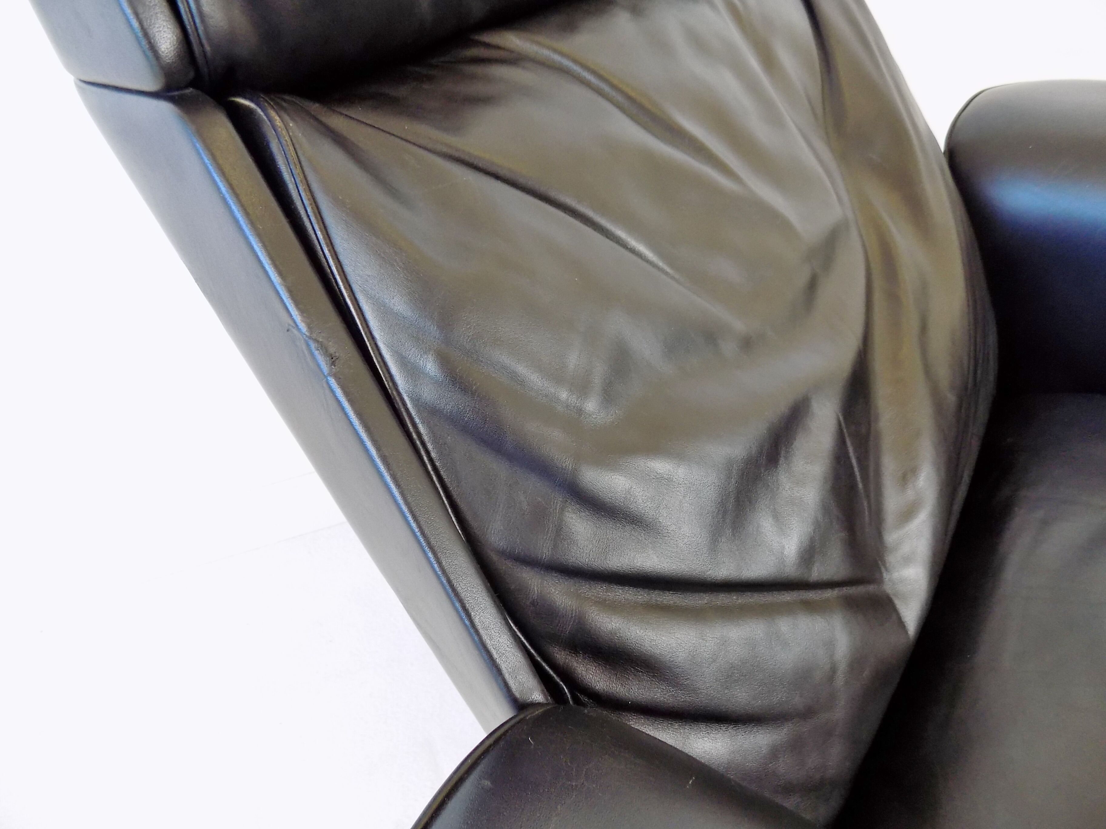 Fauteuil Kaufeld Siesta 62 en cuir noir par Jacques Brule