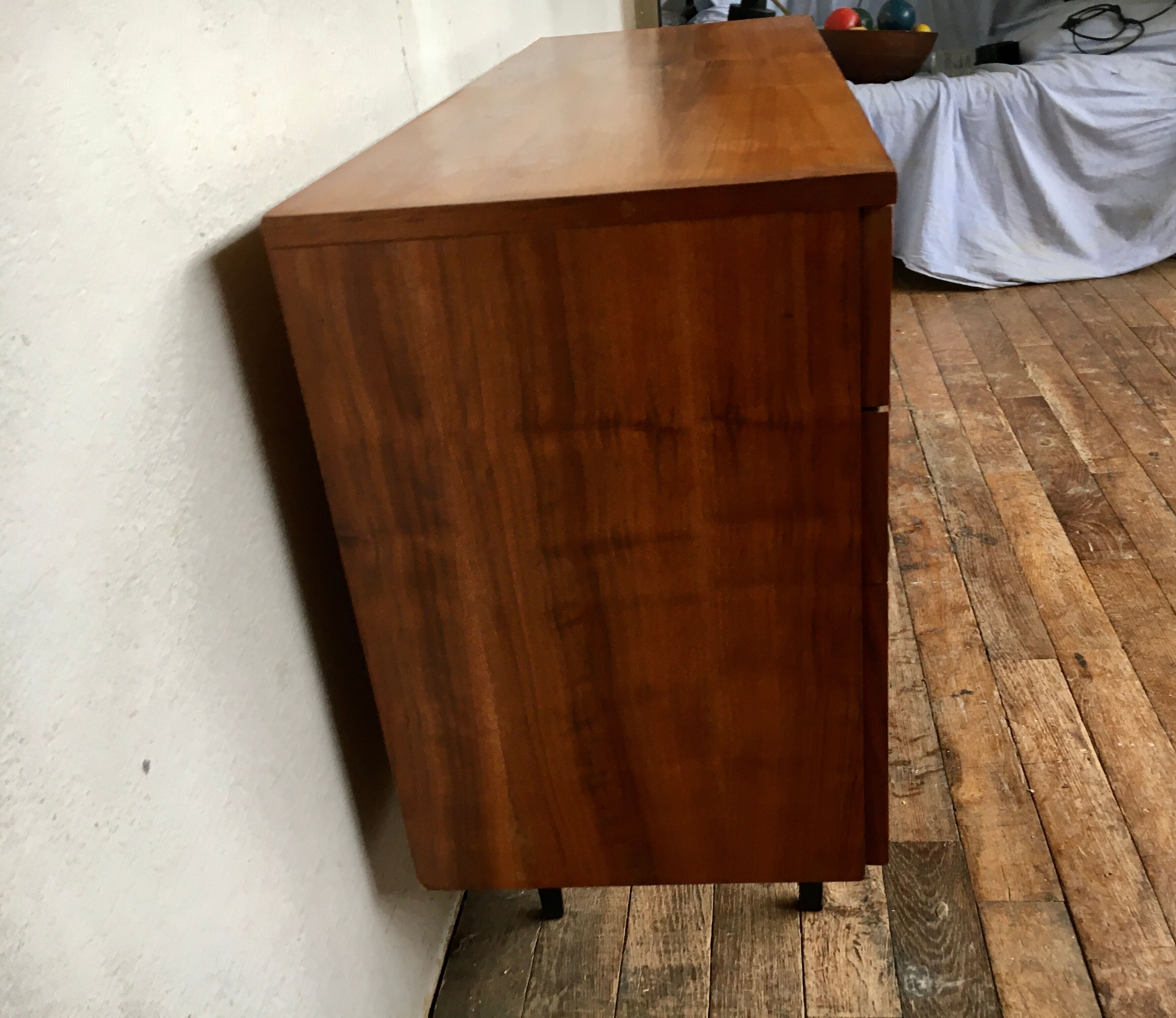 Vintage walnut 50/60 style Scandinavian style spindle feet black spindles