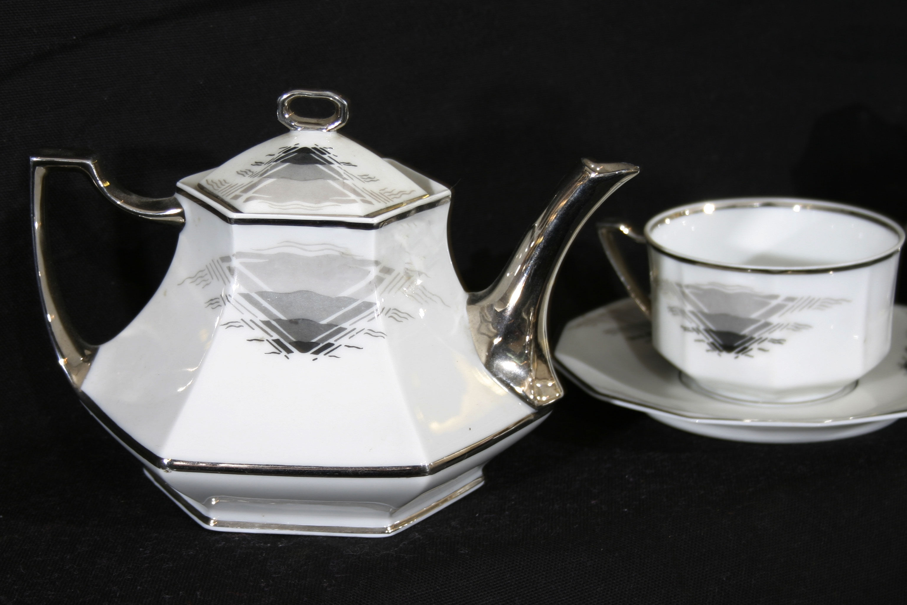 Service to the Art Deco, Limoges, signed Paul Pastaud