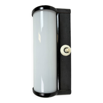 Applique murale industrielle en bakélite brune avec verre opalin, années 1950