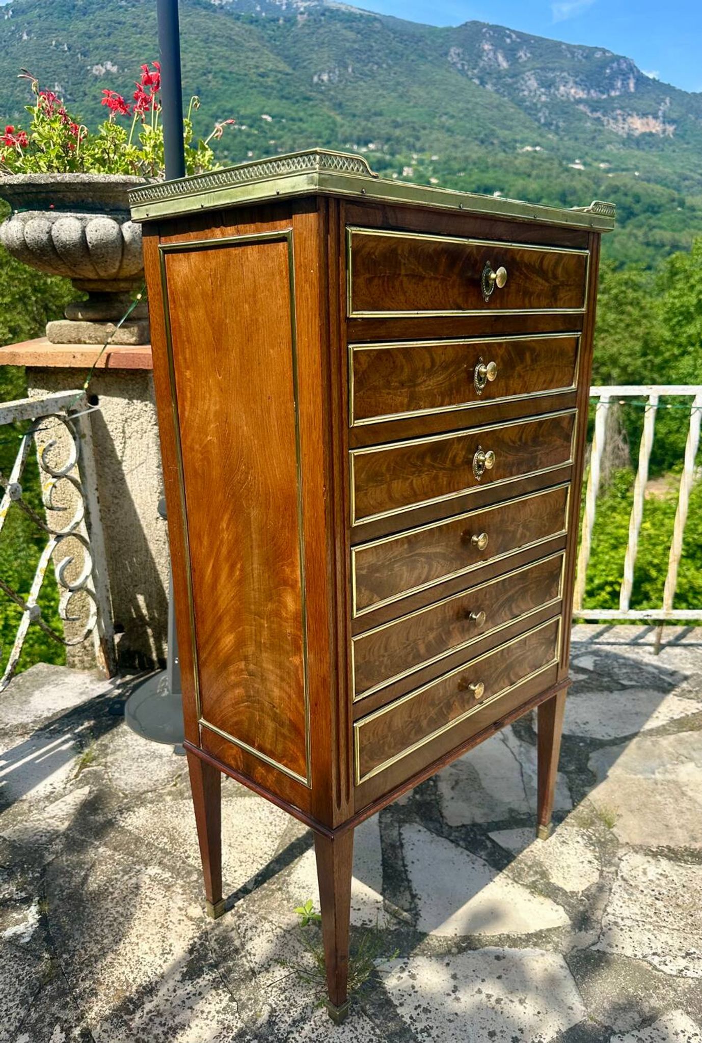 Chiffonnier /semainier en Acajou et loupe Époque XIX siècle