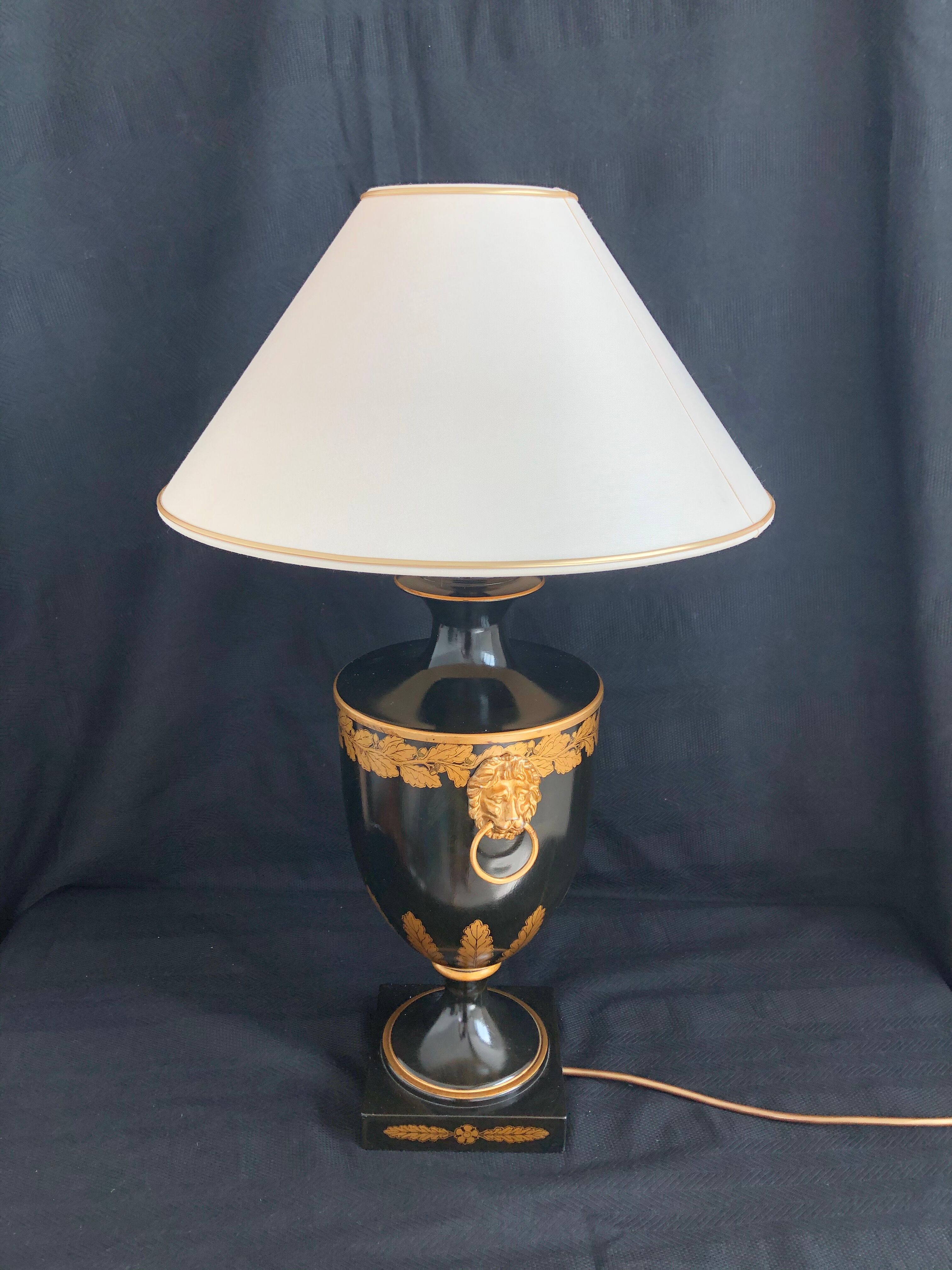 Lampe balustre Lions dorés et abat blanc et liserés dorés - Hôtel Paris Opéra Garnier