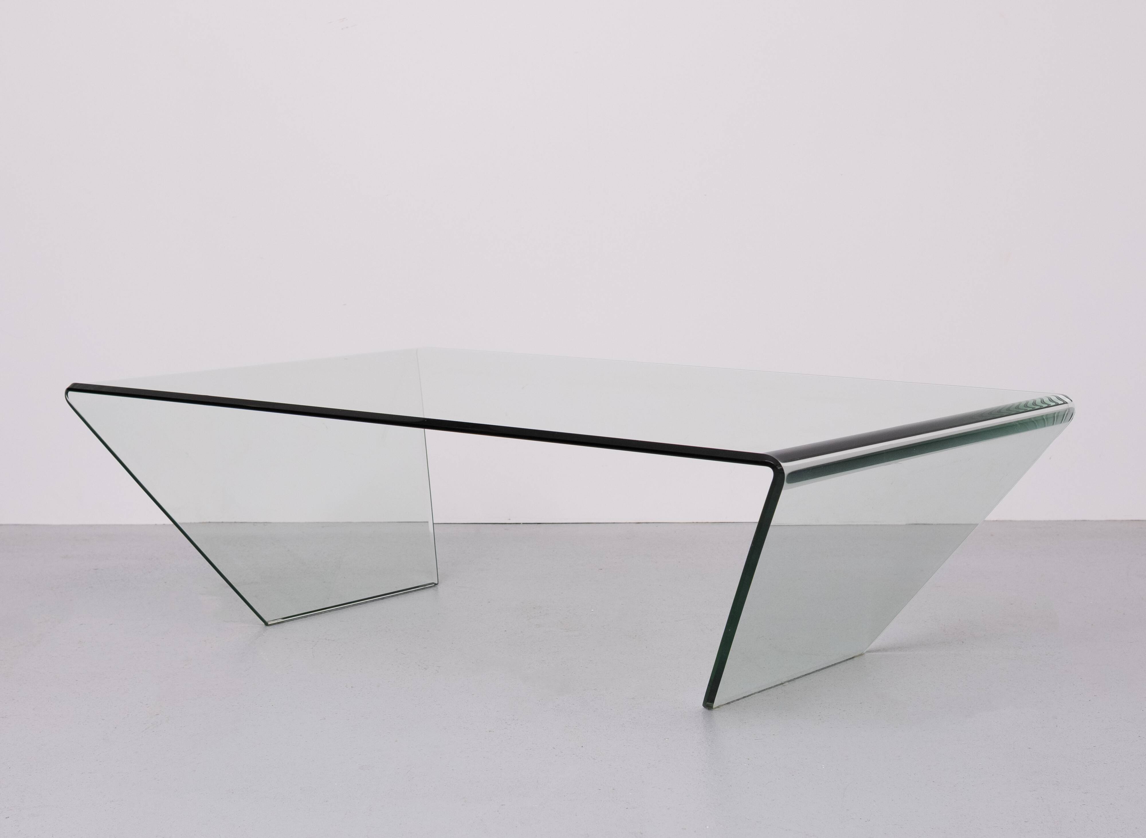 curved Glass coffee table 1980s Italy