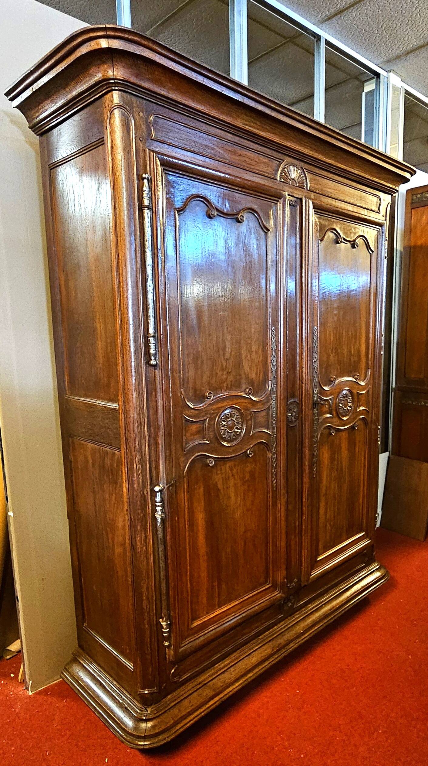 Importante armoire d’époque Louis XV, en noyer massif richement mouluré