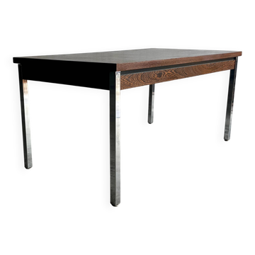 Table à manger en placage de bois brun belge du milieu du siècle avec pieds en chrome — base en métal argenté