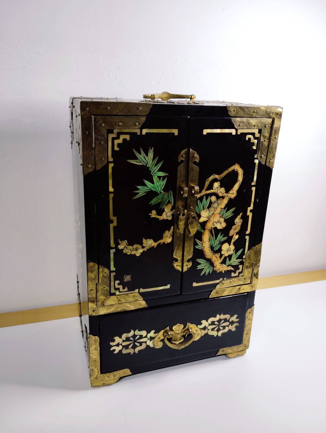 Jewelry box
