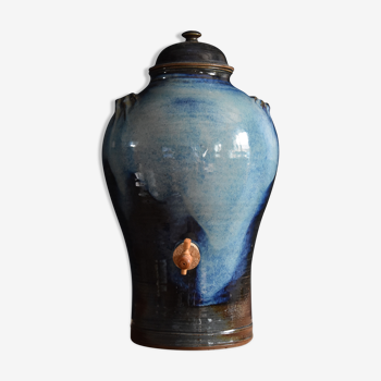 Vinegar maker in blue flamed sandstone