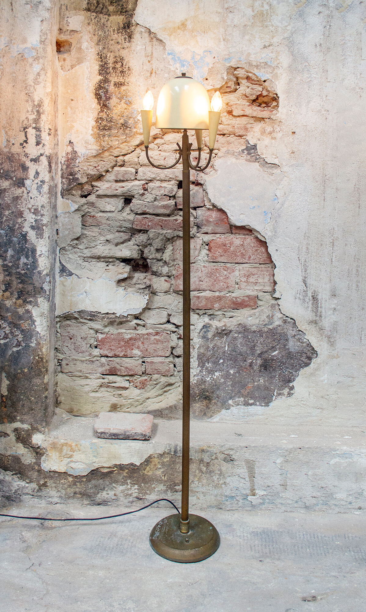 Floor lamp in brass and lacquered aluminum Italia Anni '50