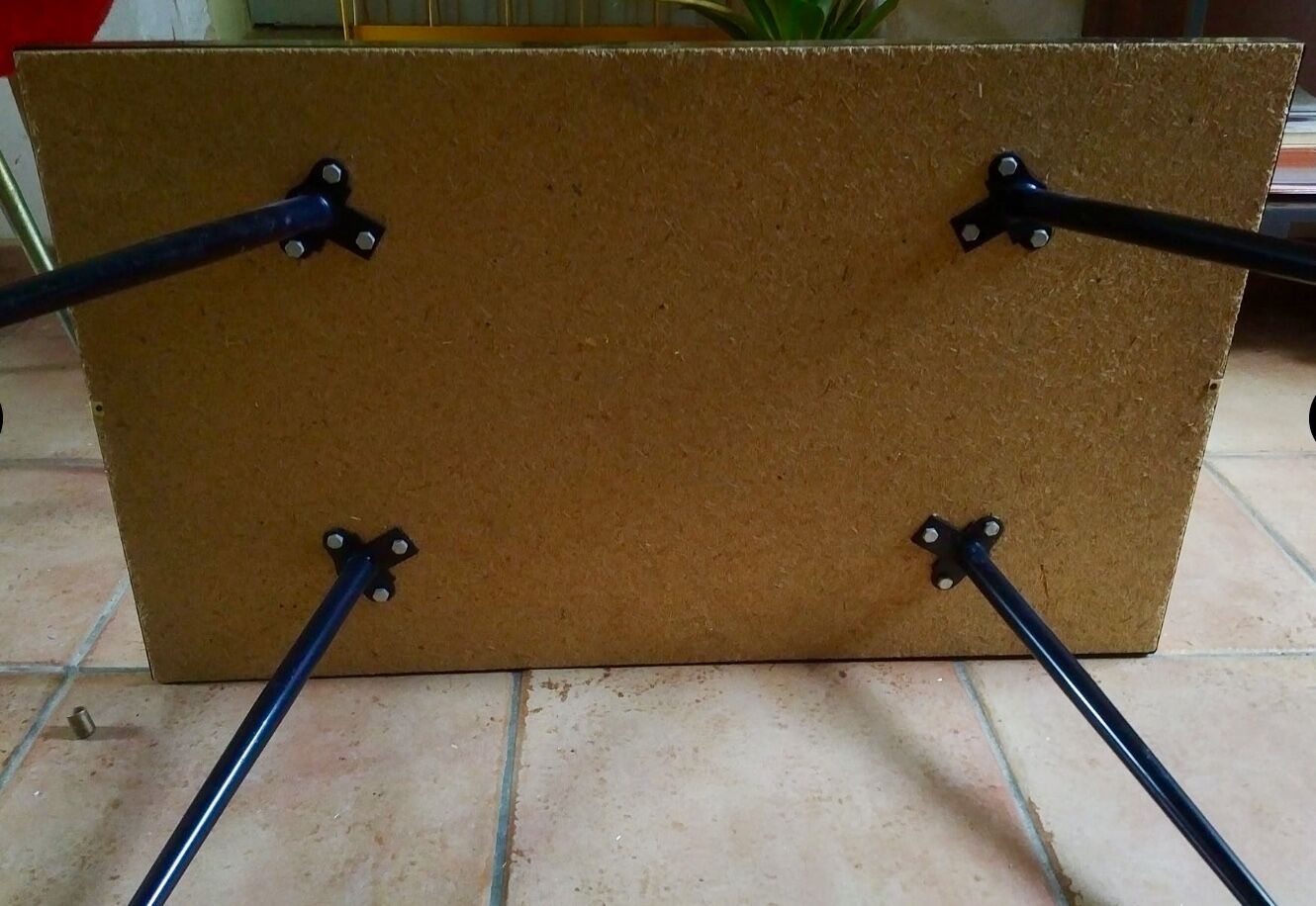 Table low feet compass