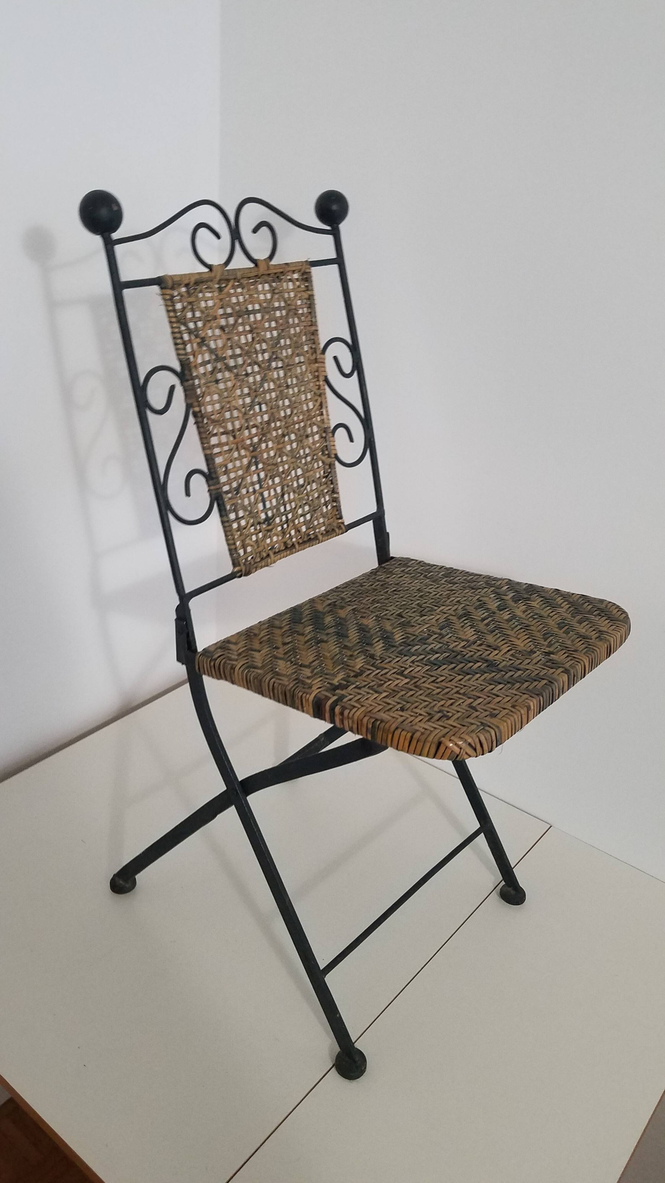 Chaise en fer forgé et rotin,  pliante  et vintage
