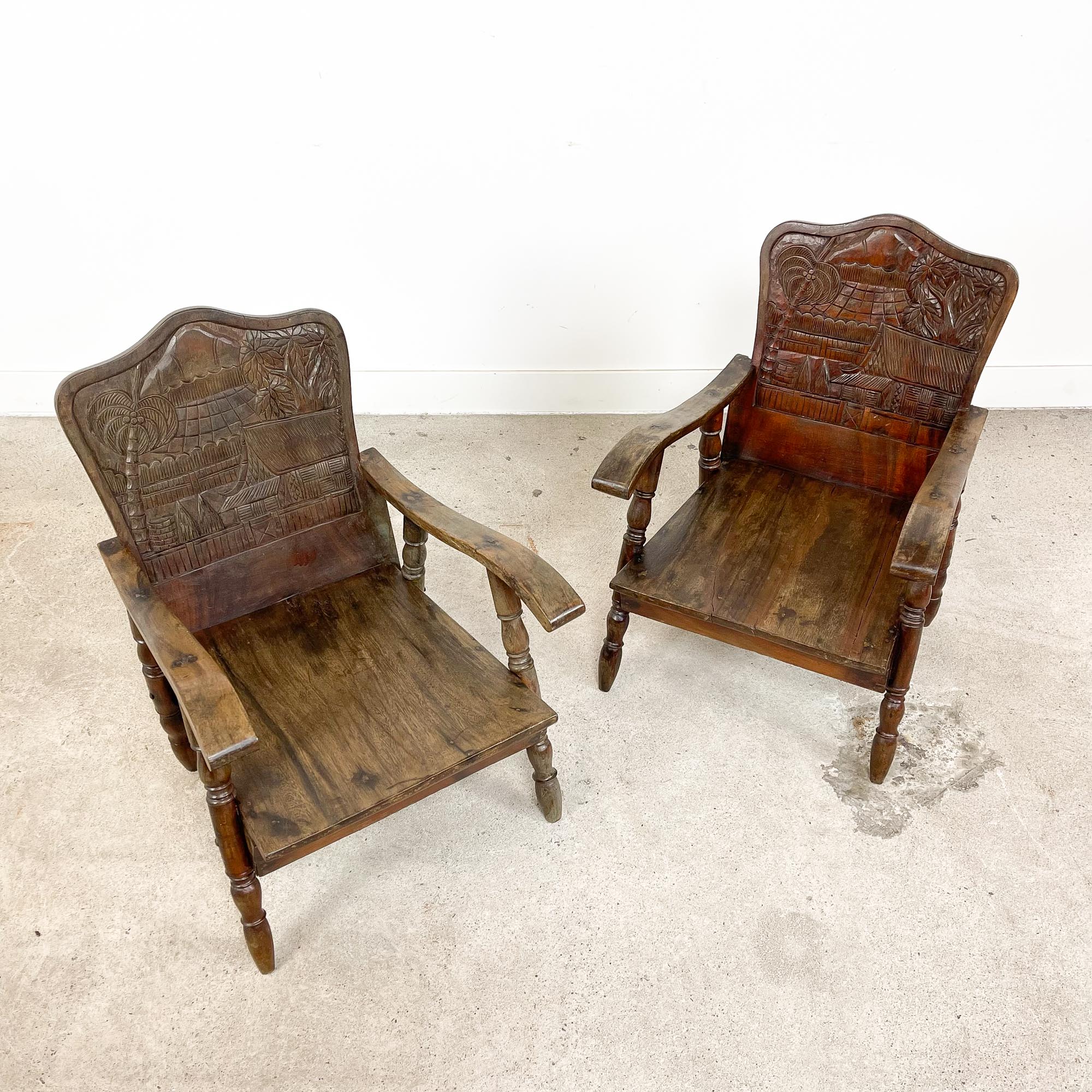 Paire de fauteuils en bois de teck sculpté Indonésie