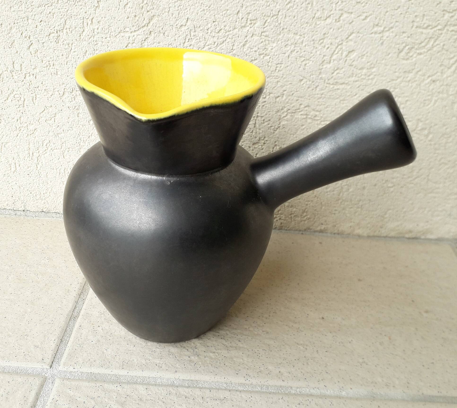 Two-tone ceramic jug