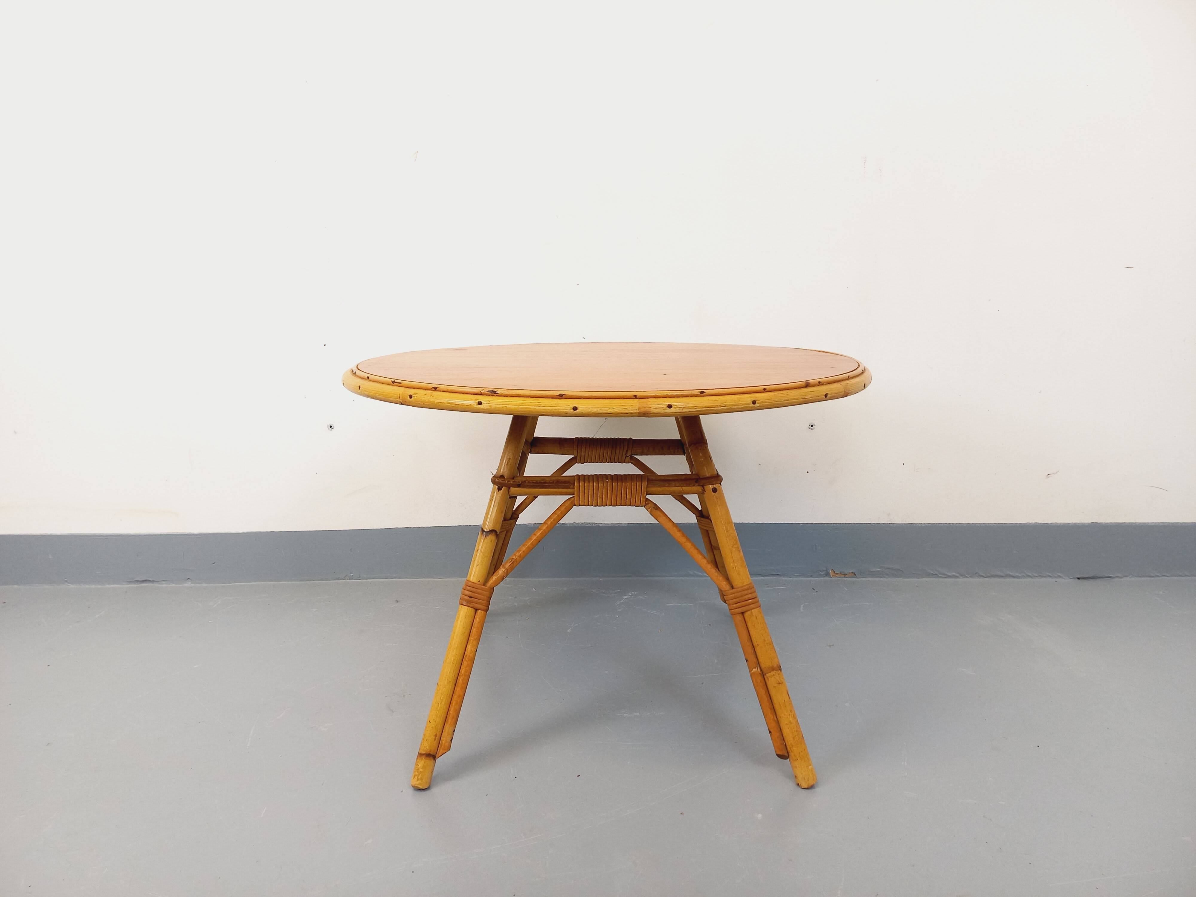 Round coffee table in vintage rattan and wood from the 1960s.