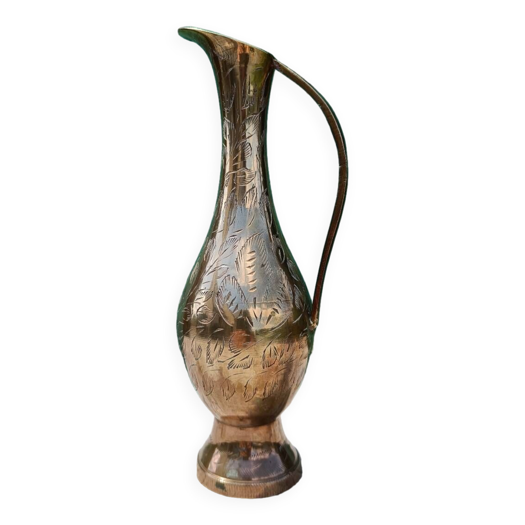 Carafe vase in chiseled brass