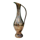 Carafe vase en laiton ciselé