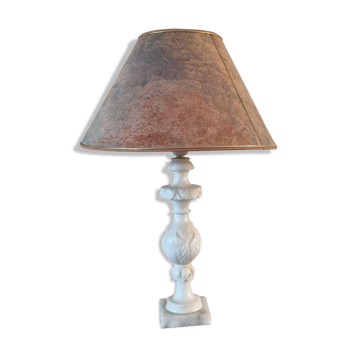 Alabaster lamp and its shade