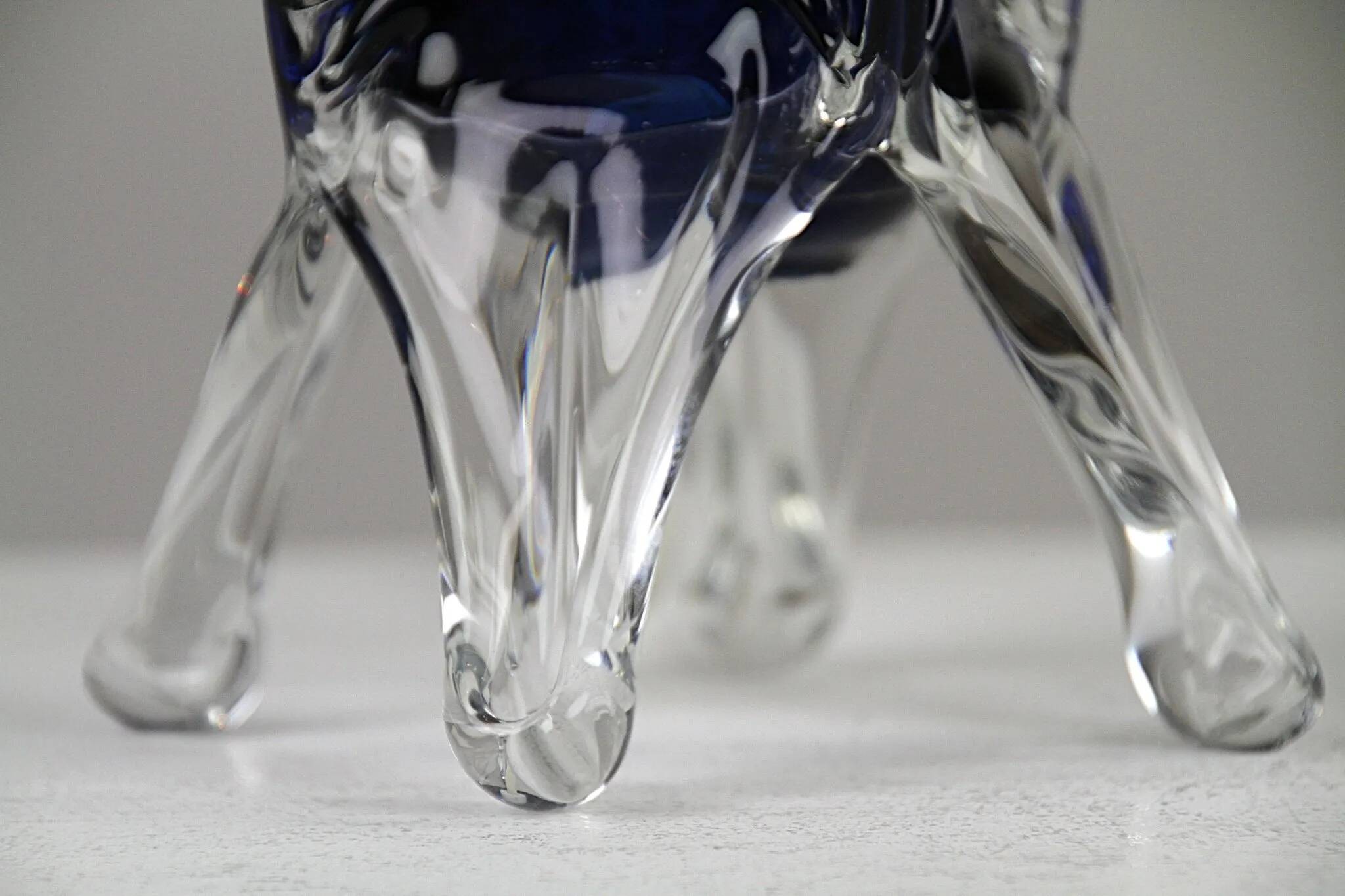 Lampe de table en verre art bleu et cristal — Suède, vers 1955-1965