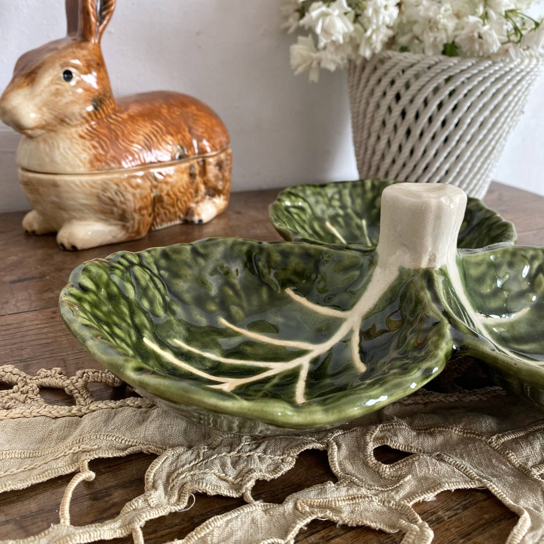 Plat serviteur en barbotine feuilles de chou