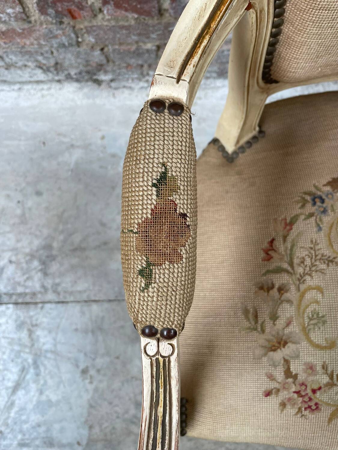 Fauteuil français avec tapisserie florale