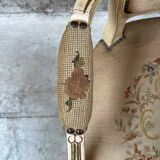 Fauteuil français avec tapisserie florale