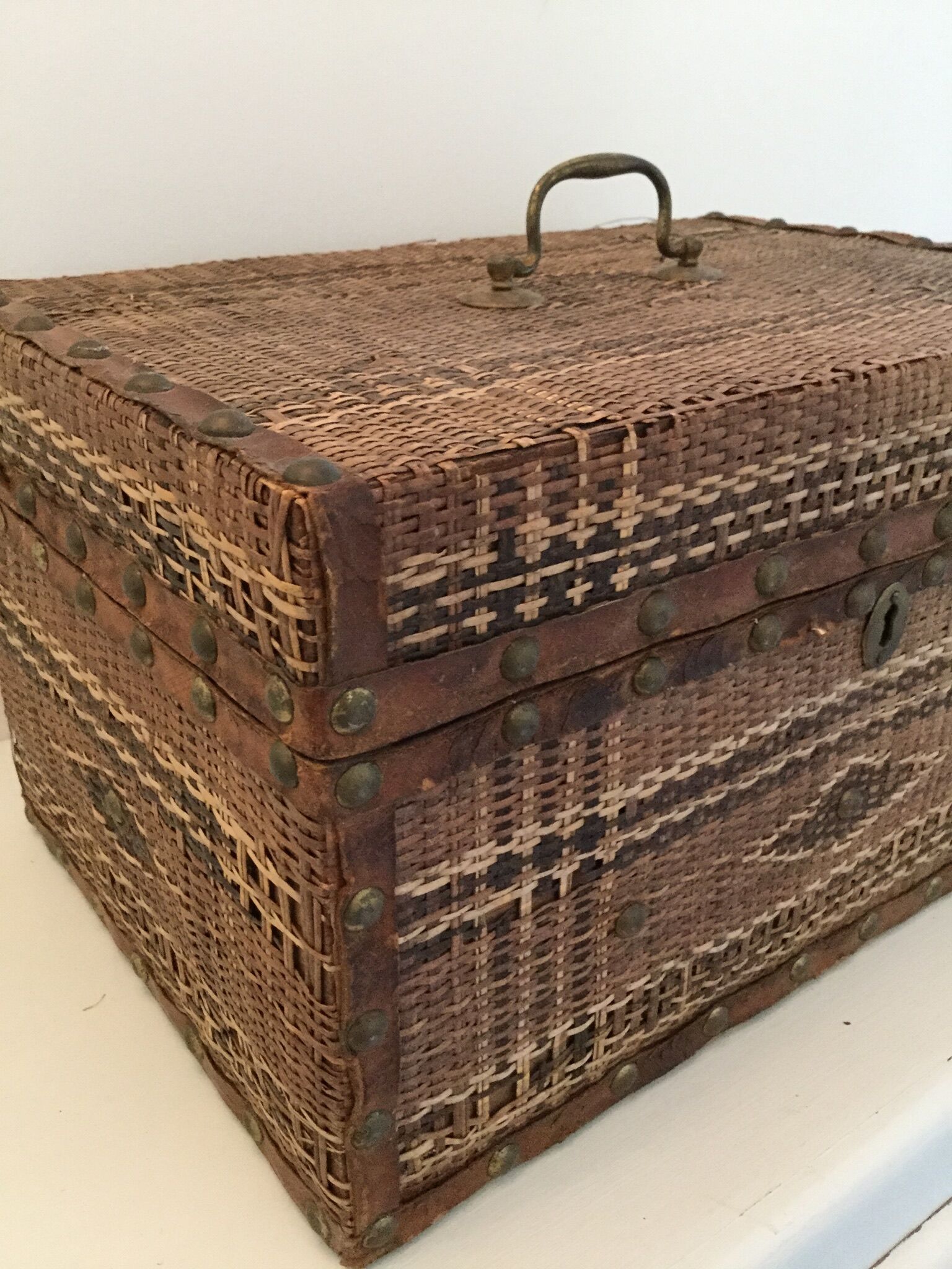 Braided wicker malle