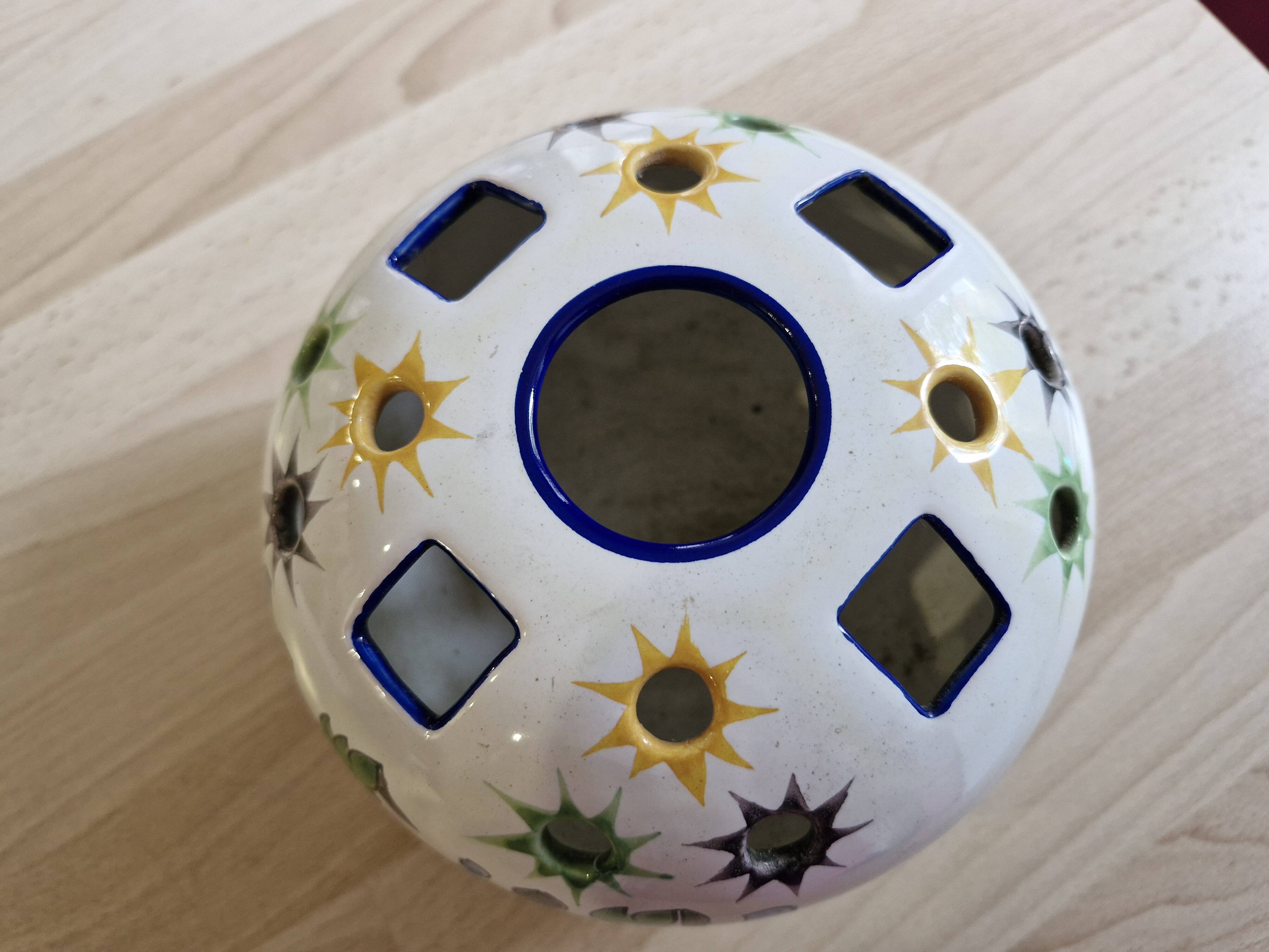 Montagnon flower holder