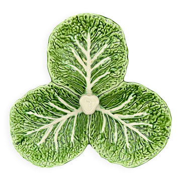 Dish in slipware decorated with cabbage.