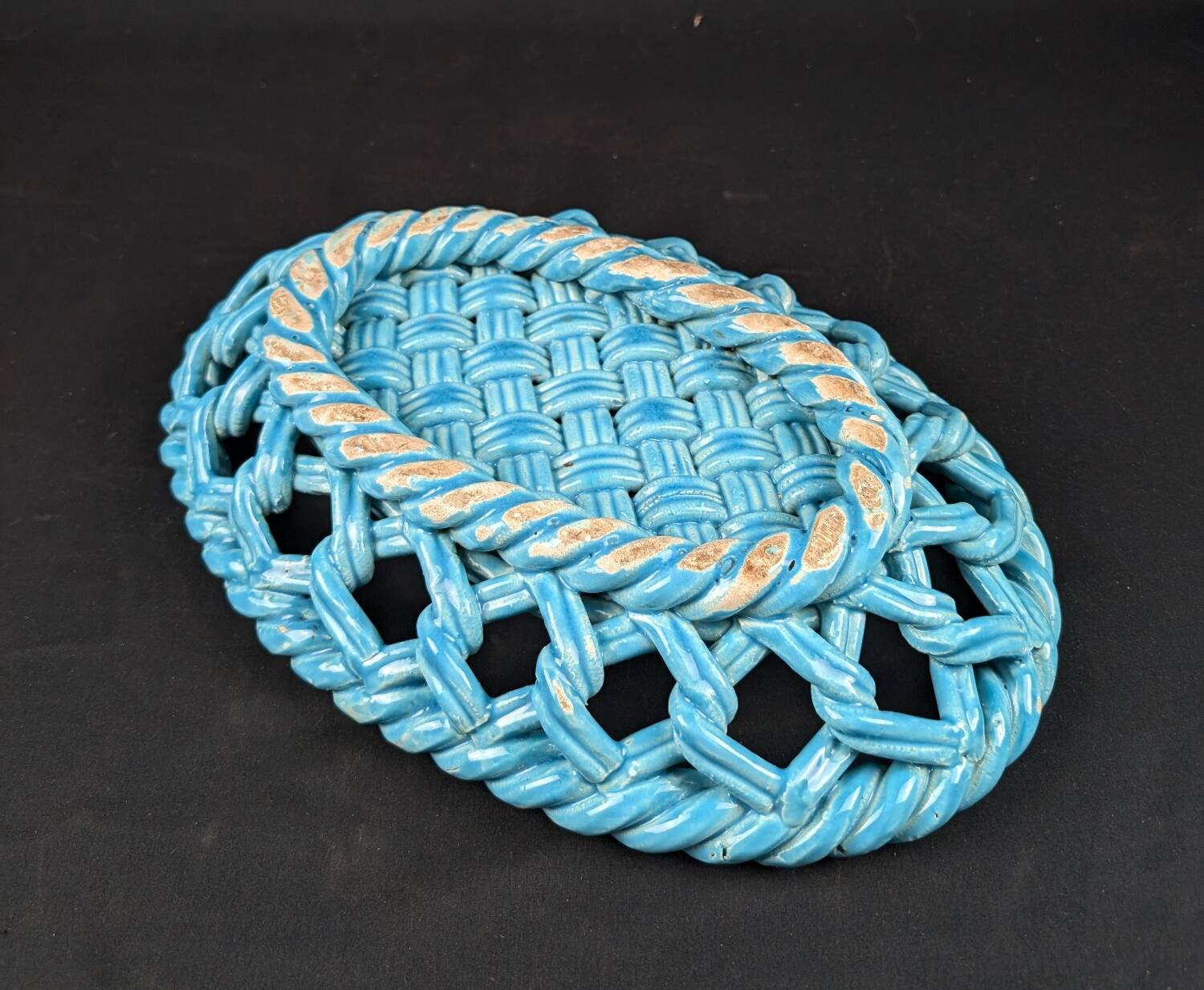 Vallauris flat basket in green woven ceramic