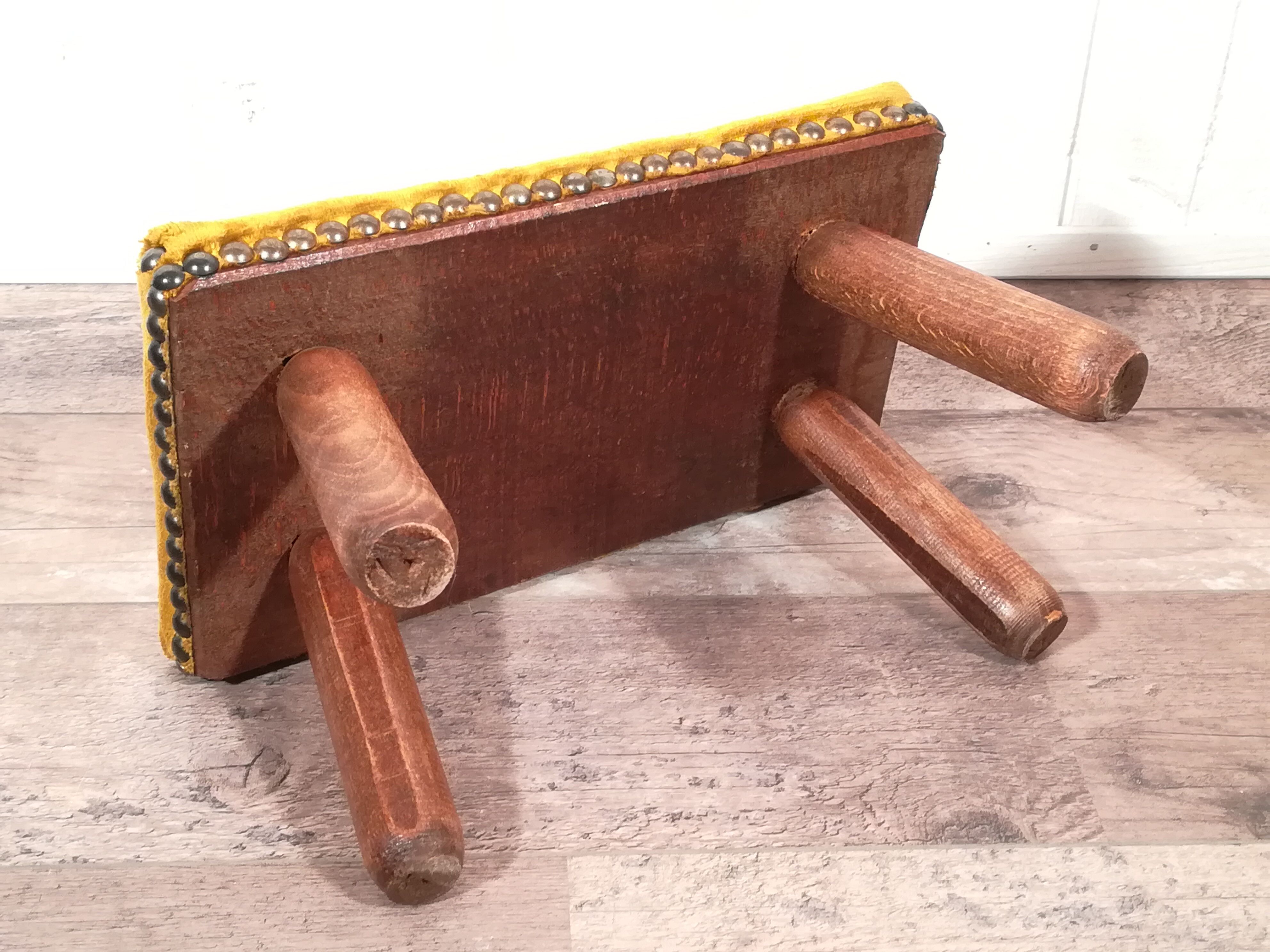 Small footrest velvet gold