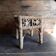 Tabouret en osier vintage, petit repose-pieds en rotin tissé et support de plante rustique.