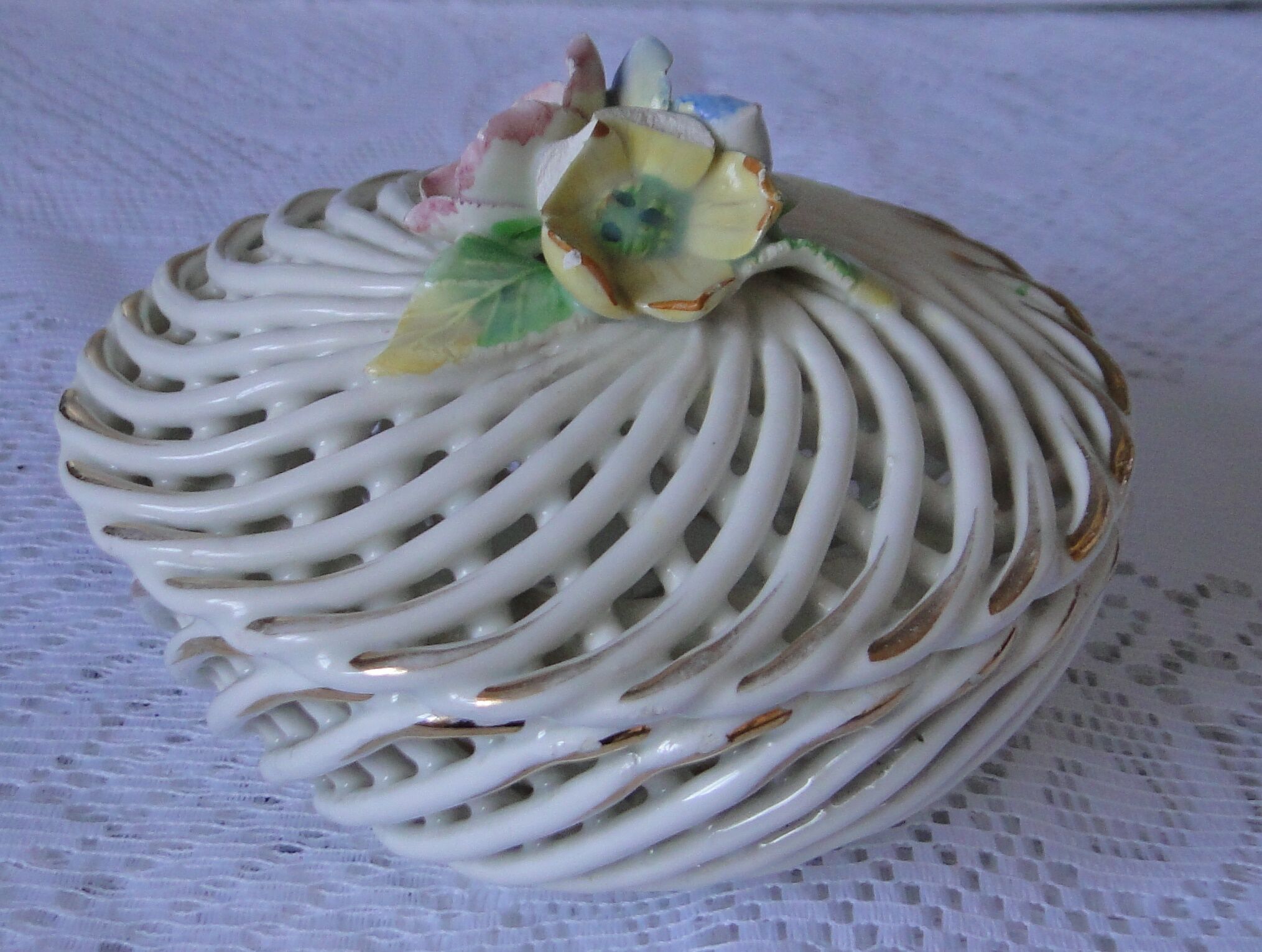 round white ceramic box braided openwork flowers slurry