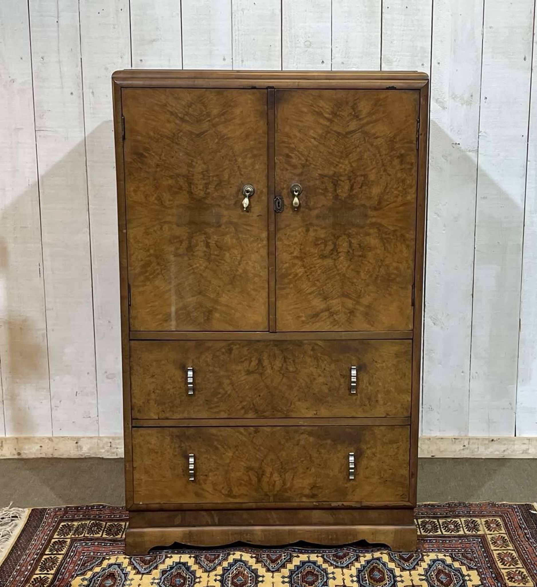1950s English sideboard with drawers, Art Deco style, in walnut burl.