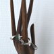 Main baguier en bois sculpté