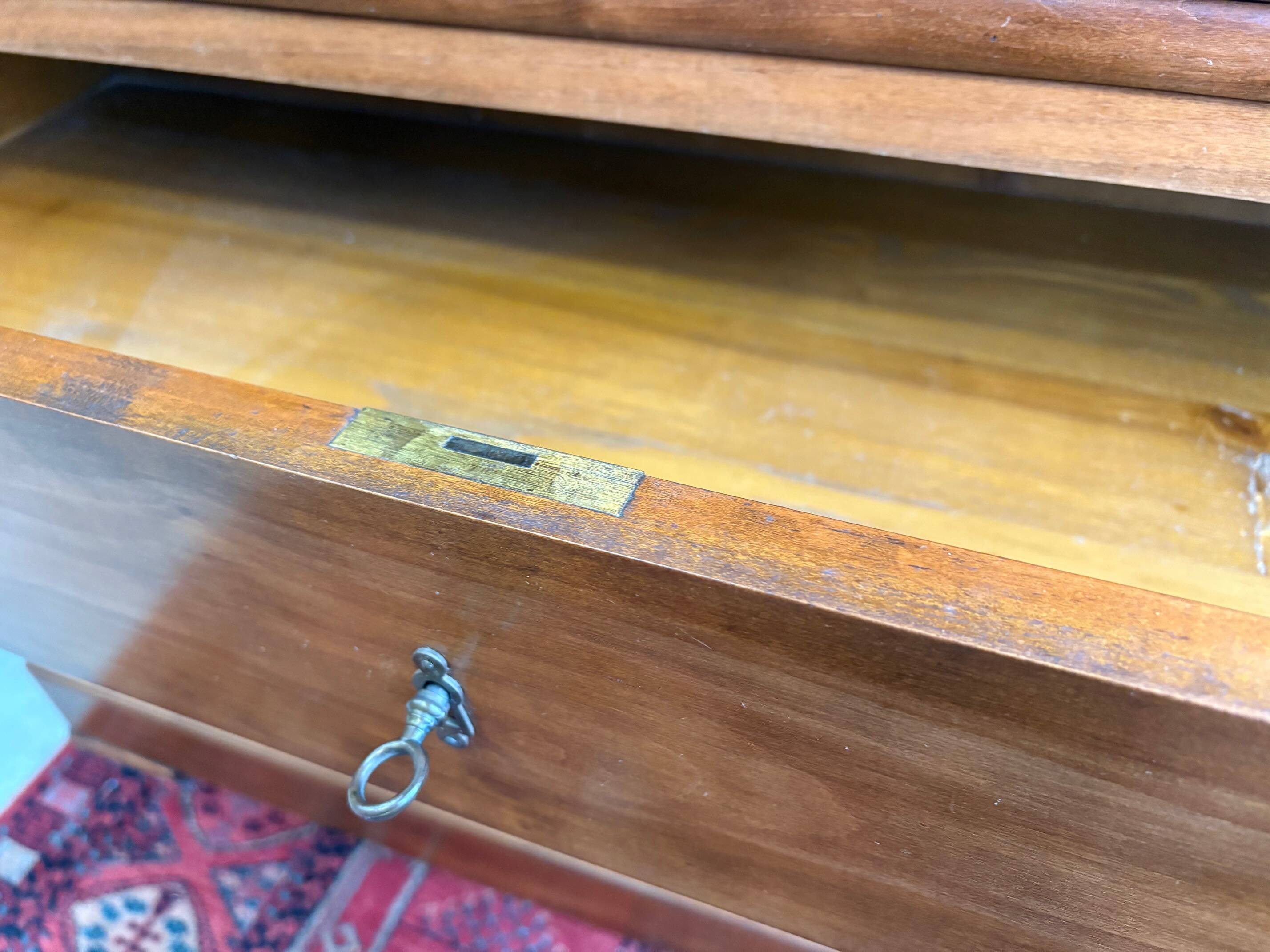 Commode style Louis-Philippe en bois massif