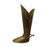 umbrella-carrying boot