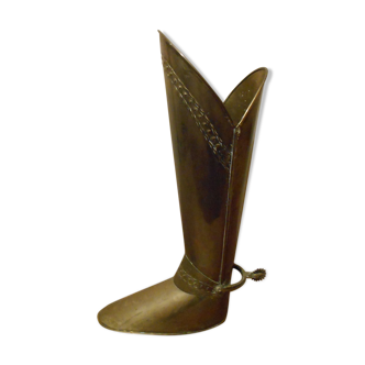 umbrella-carrying boot