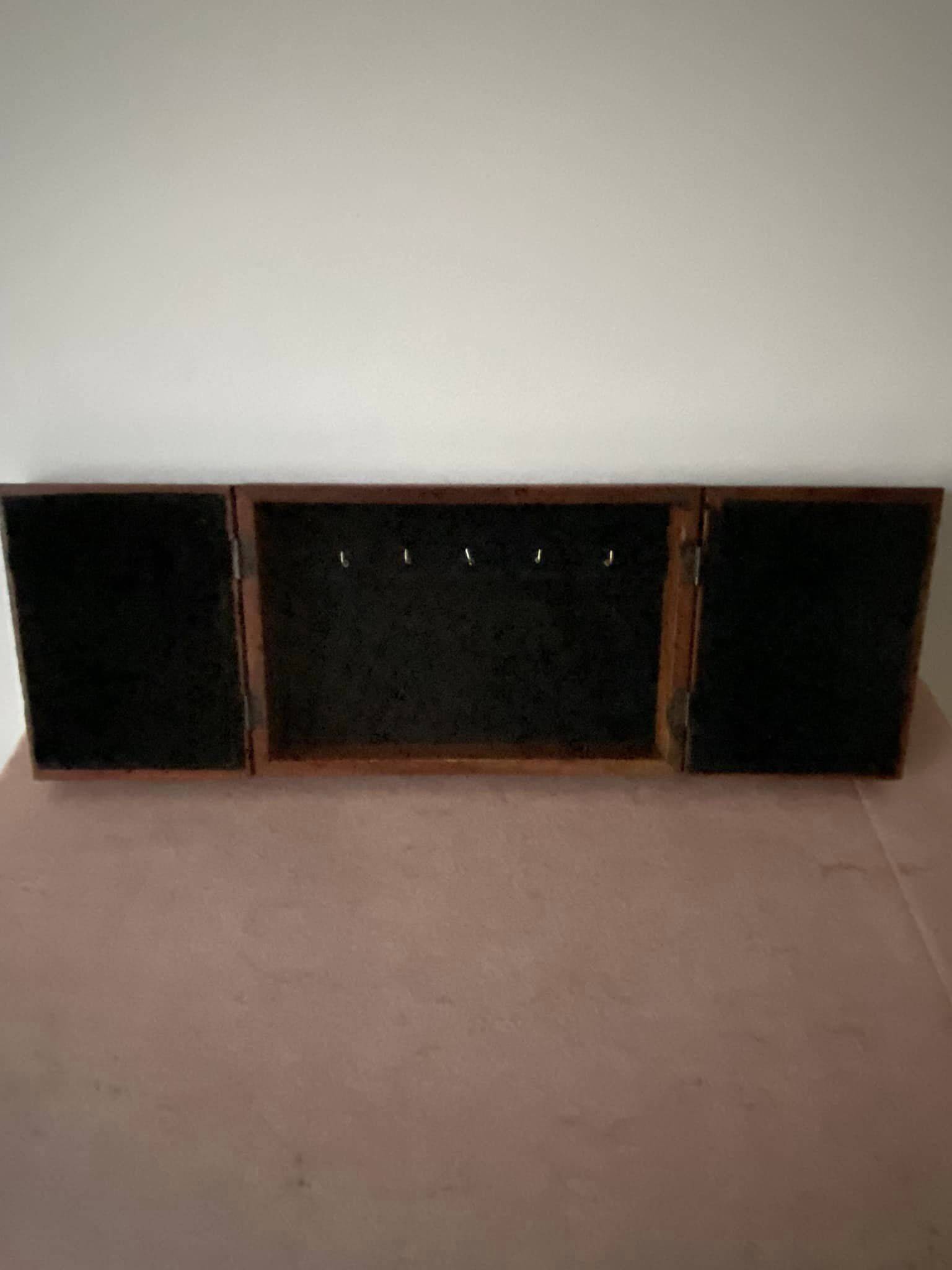 Boîte à clés vintage avec décors de cadenas et clés. En bois, laiton et verre.