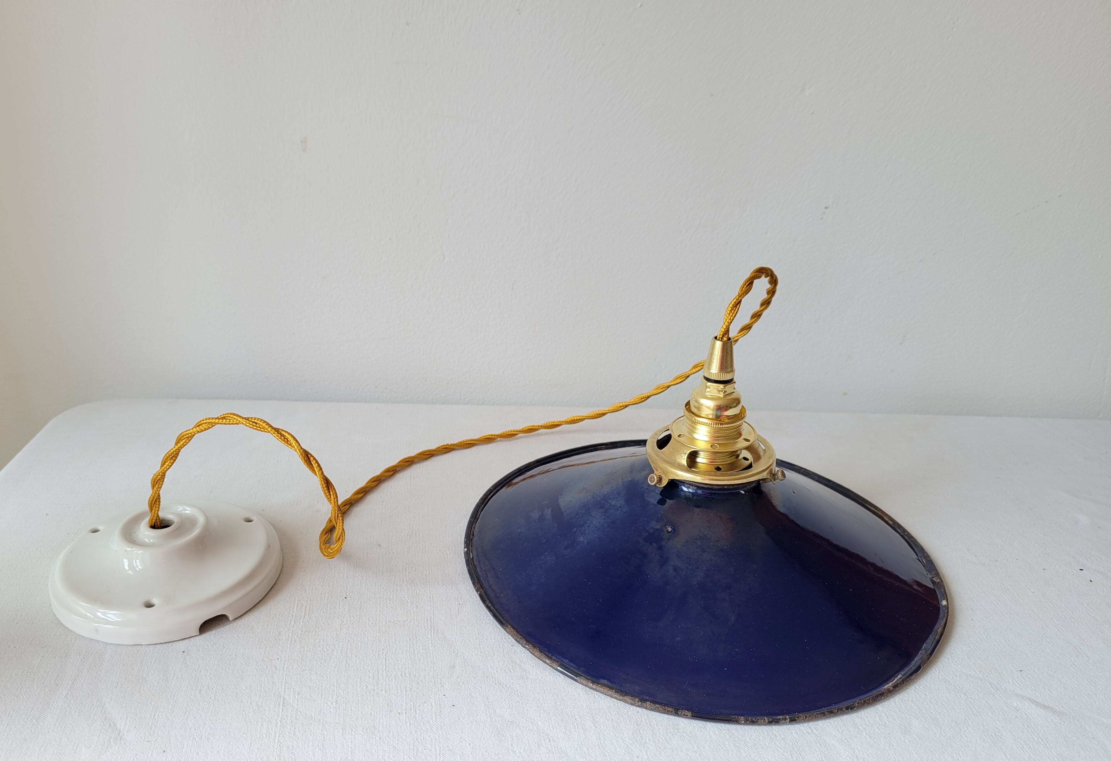 Suspension in blue enamelled sheet metal
